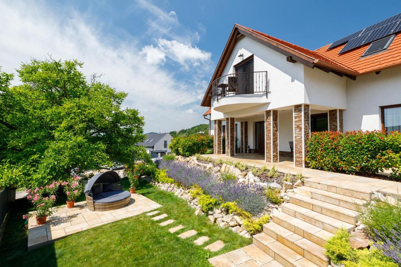 Pilger Apartments Тихани Екстериор снимка