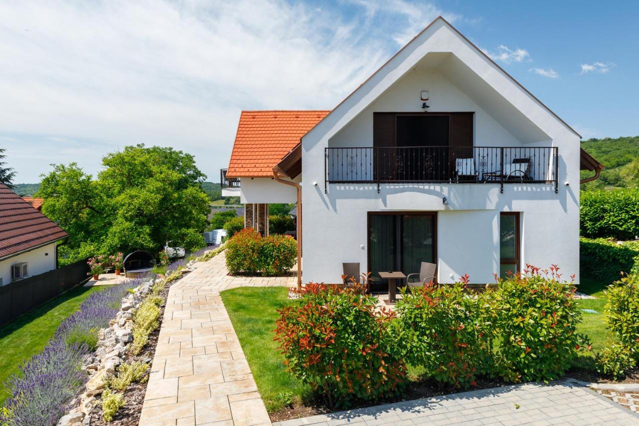 Pilger Apartments Тихани Екстериор снимка