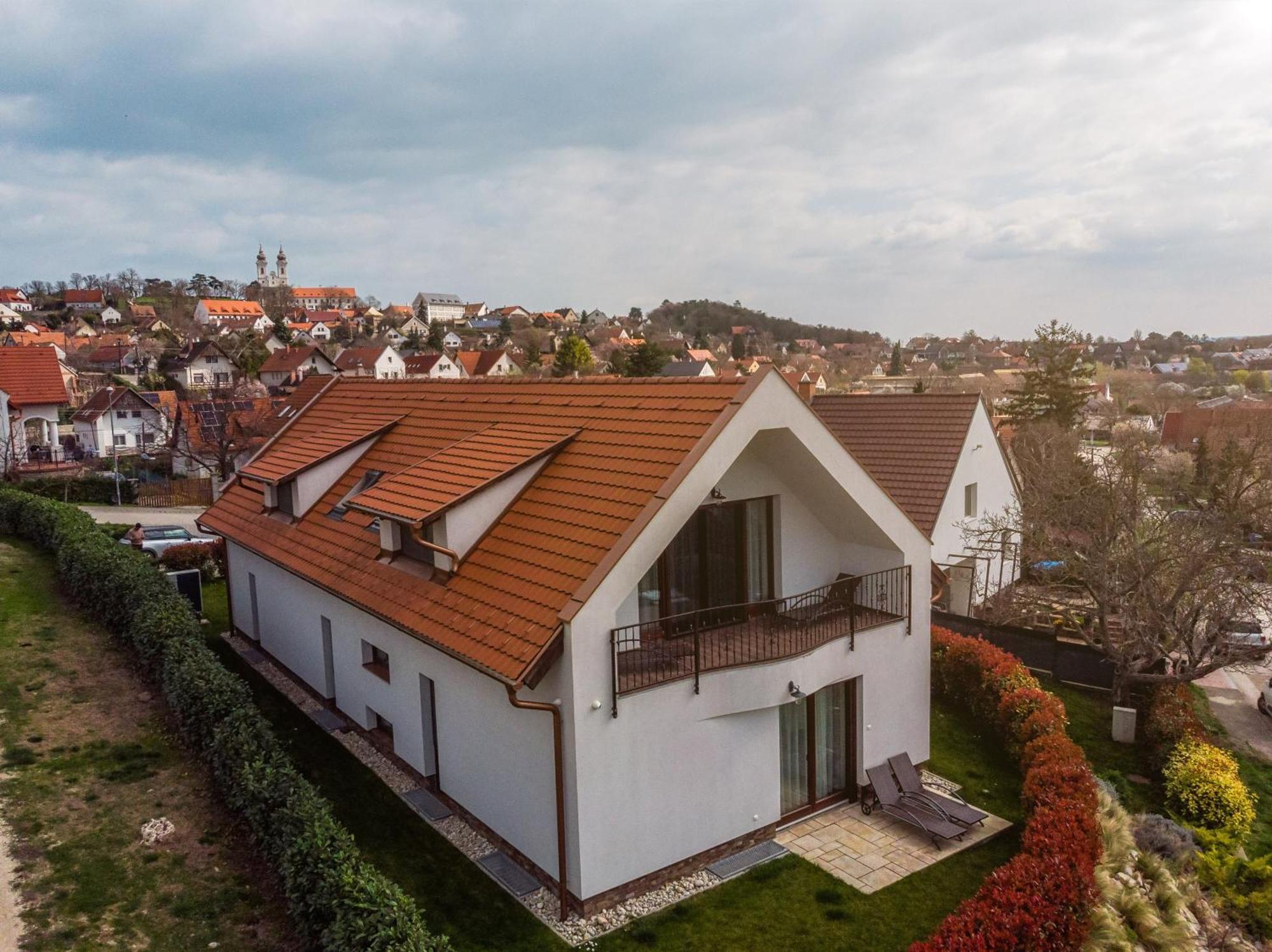 Pilger Apartments Тихани Екстериор снимка