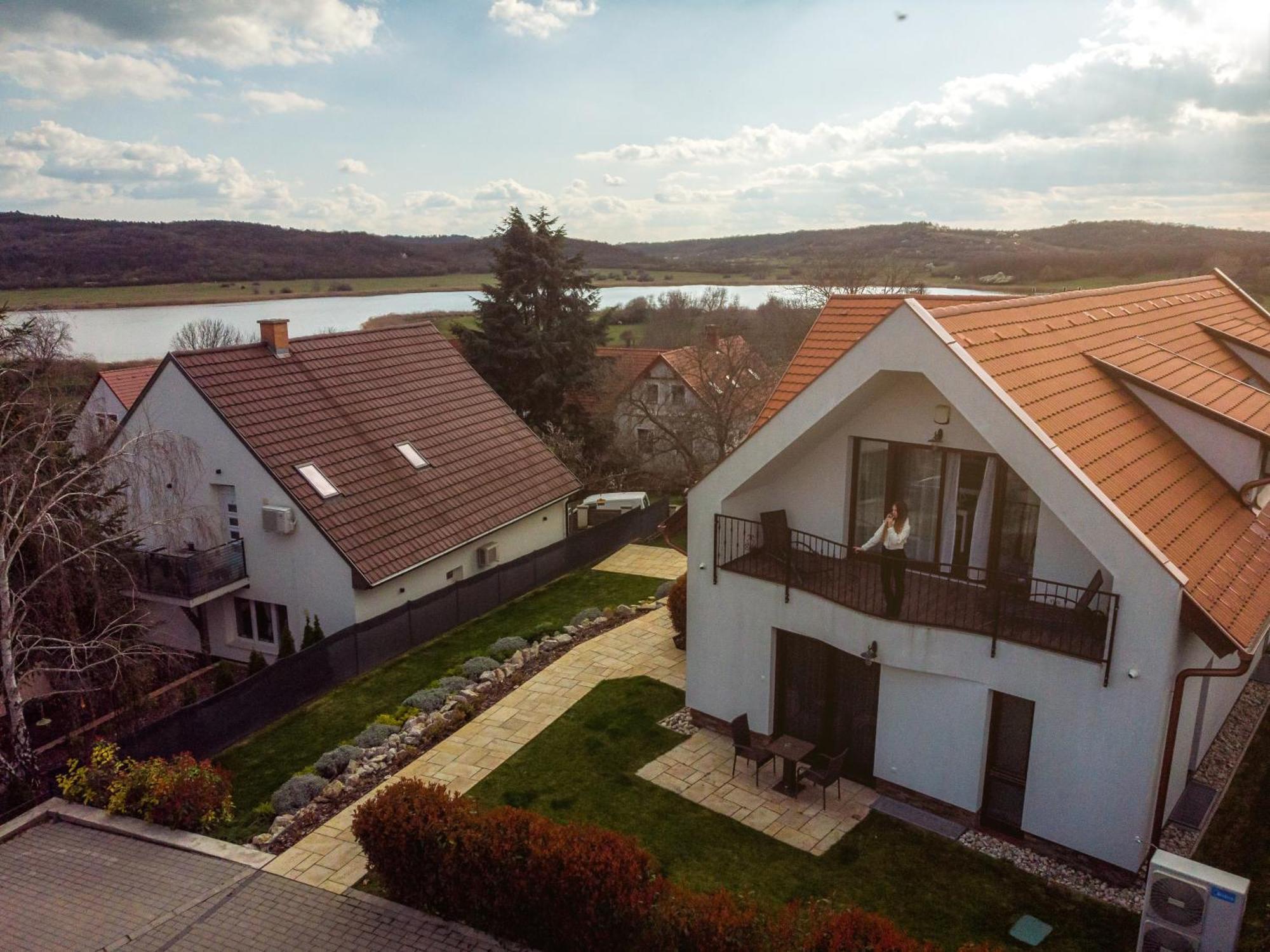 Pilger Apartments Тихани Екстериор снимка