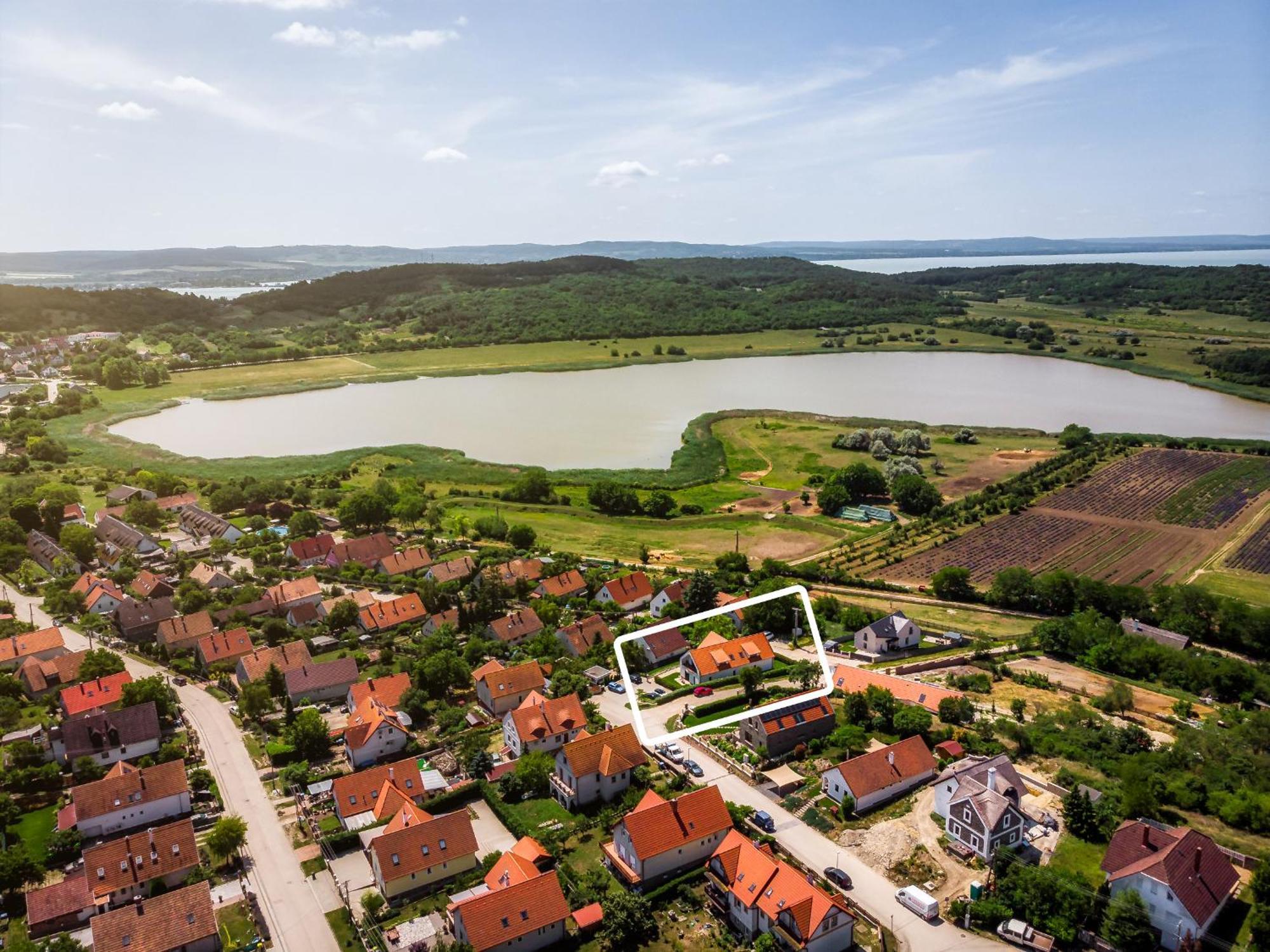 Pilger Apartments Тихани Екстериор снимка