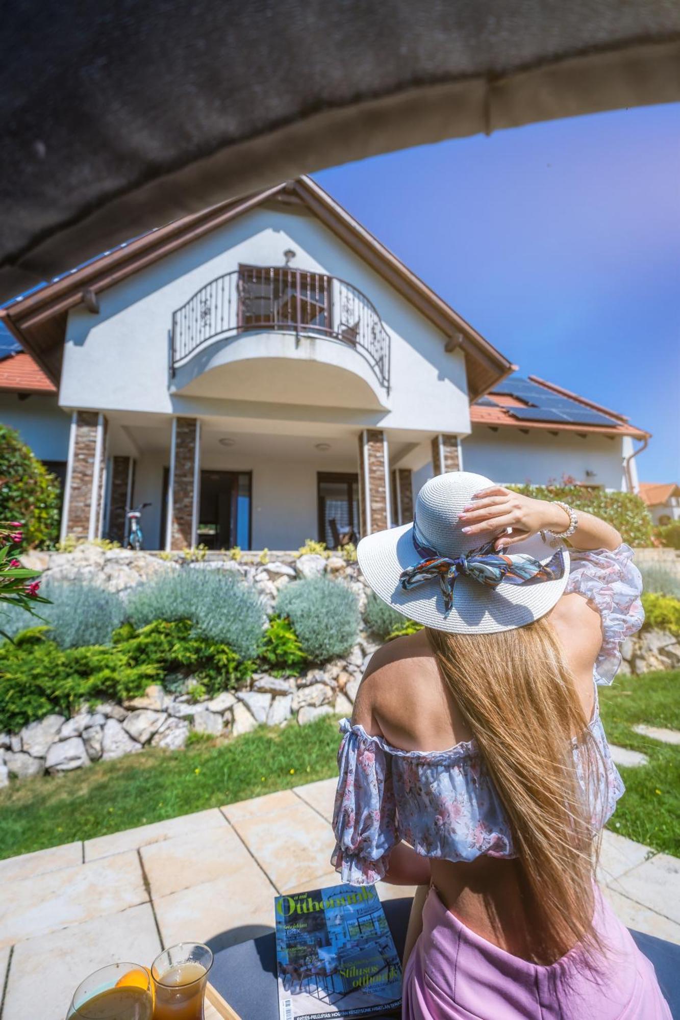 Pilger Apartments Тихани Екстериор снимка