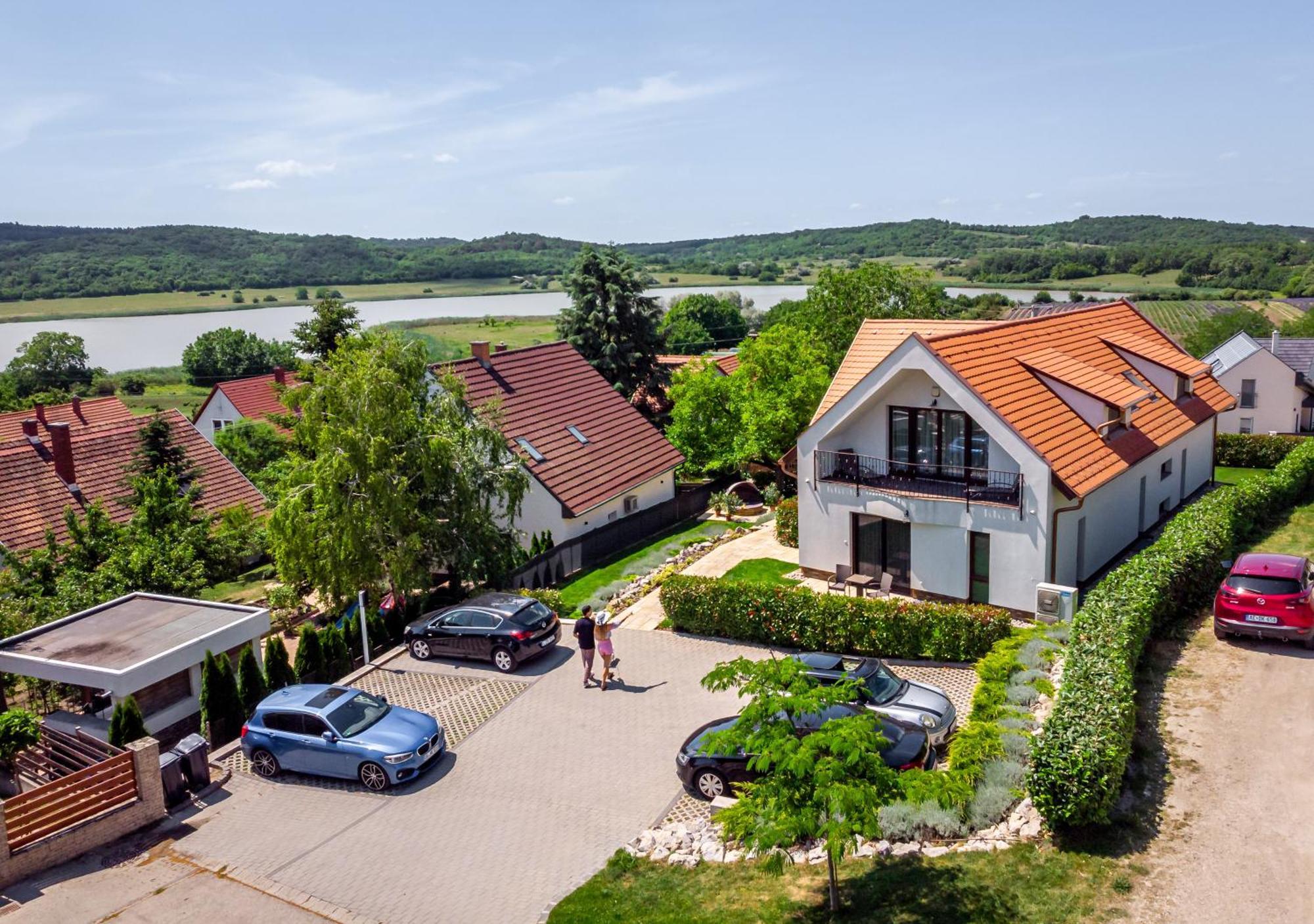 Pilger Apartments Тихани Екстериор снимка