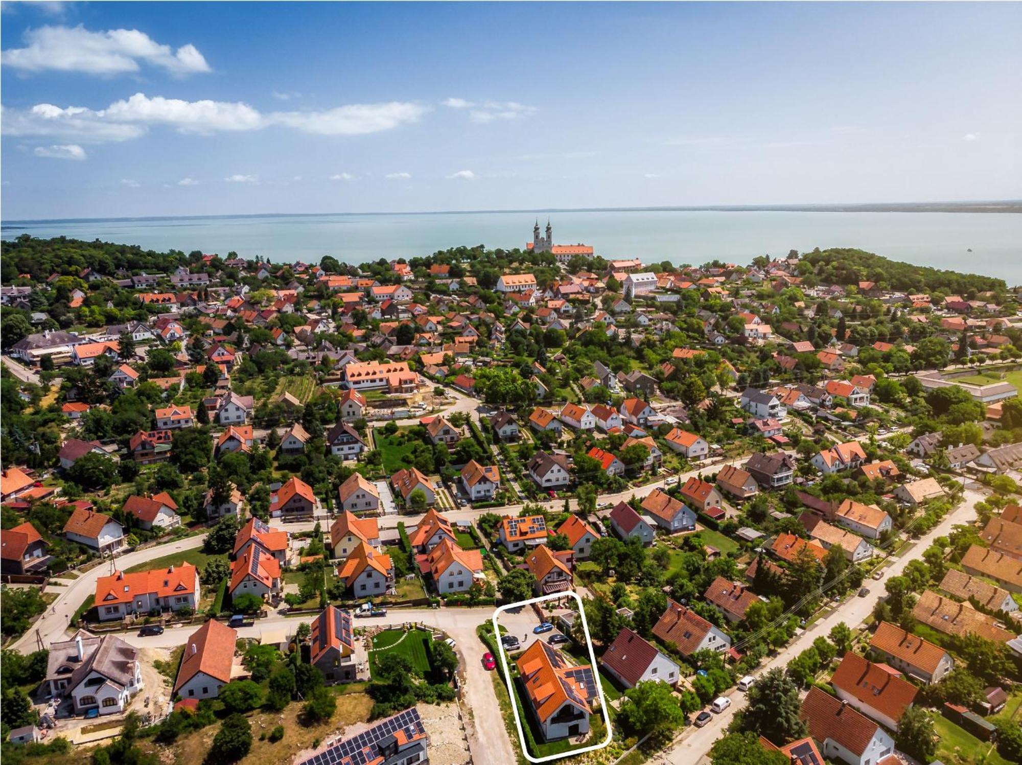 Pilger Apartments Тихани Екстериор снимка