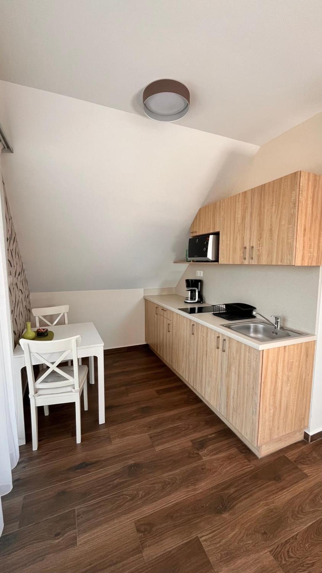 Pilger Apartments Тихани Екстериор снимка