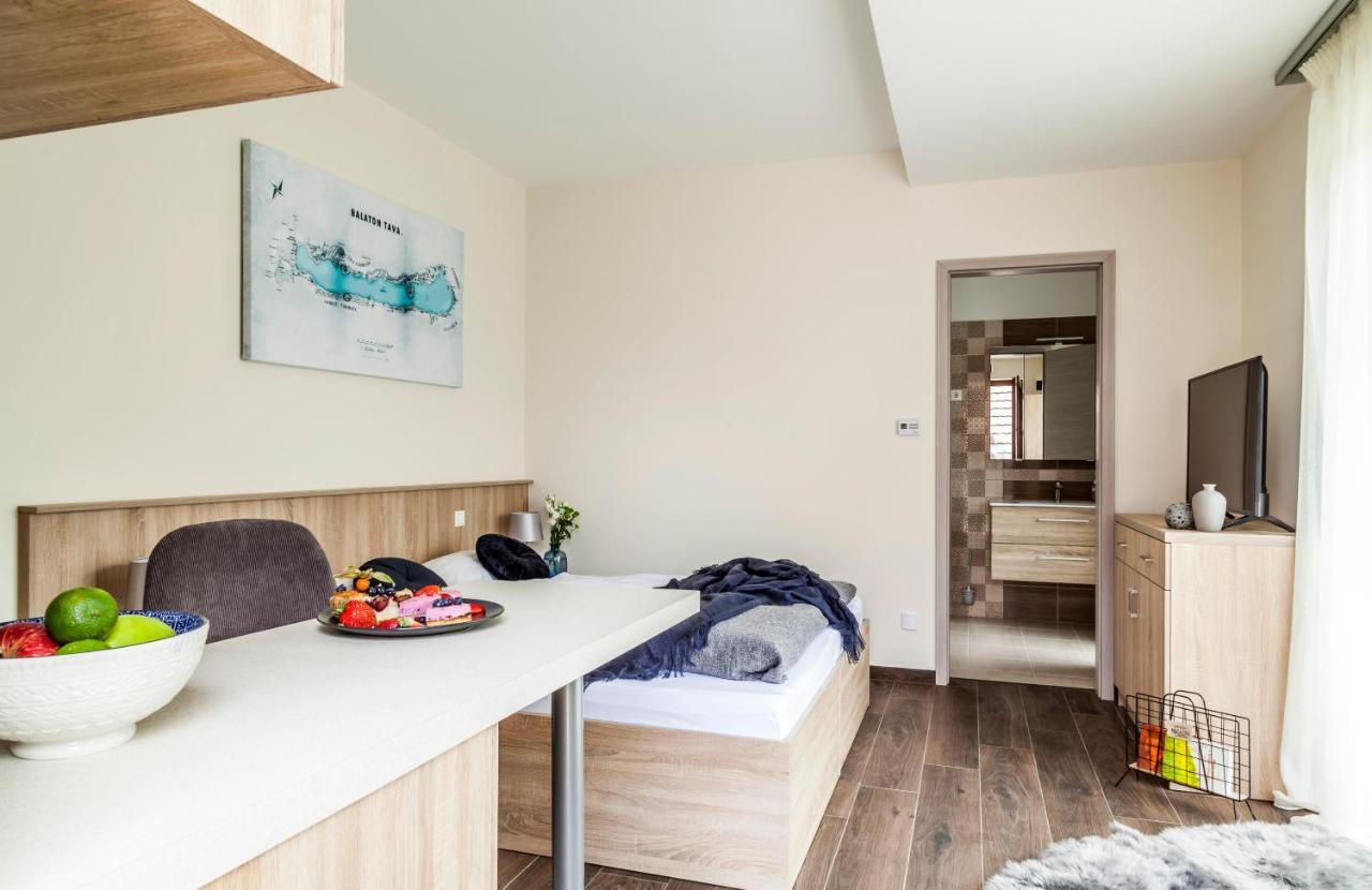 Pilger Apartments Тихани Екстериор снимка