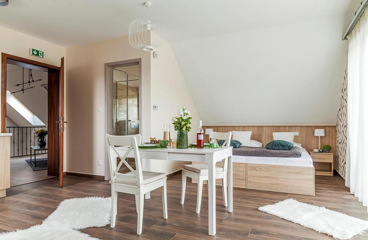 Pilger Apartments Тихани Екстериор снимка