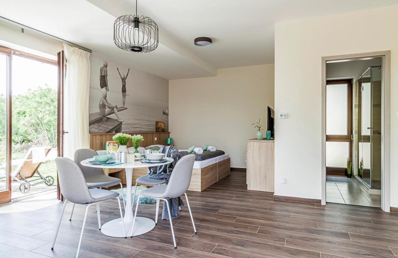 Pilger Apartments Тихани Екстериор снимка