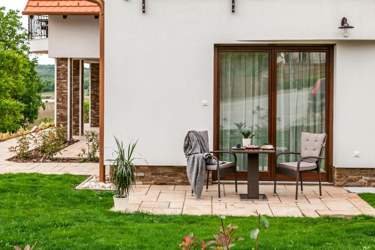 Pilger Apartments Тихани Екстериор снимка