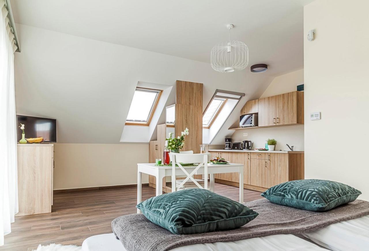 Pilger Apartments Тихани Екстериор снимка